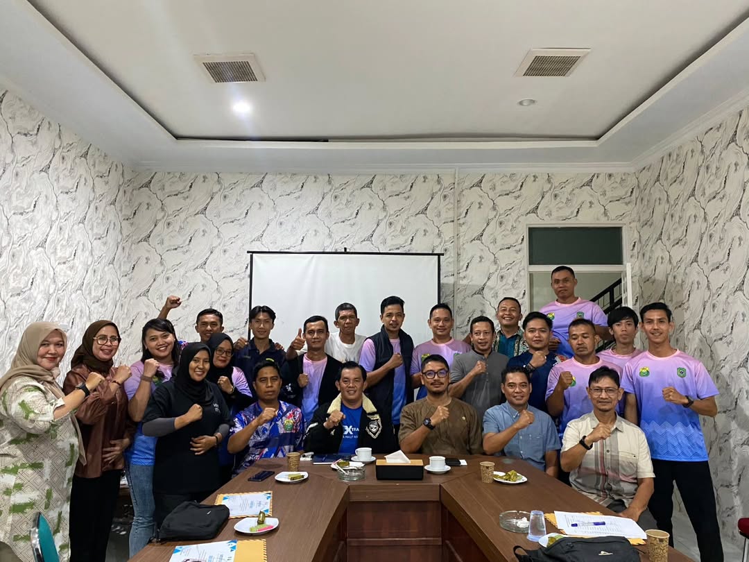 Wakil Wali Kota Singkawang Menyerahkan Sertifikat Pelatihan Wasit Bulutangkis PBSI Kota Singkawang Tahun 2026